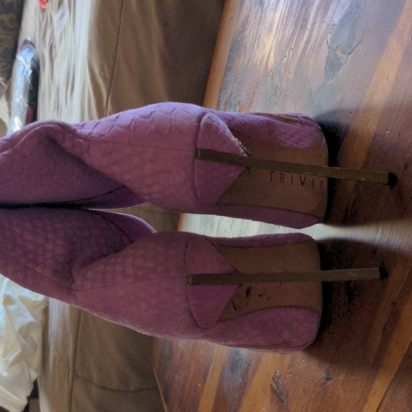 Pink suede stilletto boots. - Picture 3 of 5